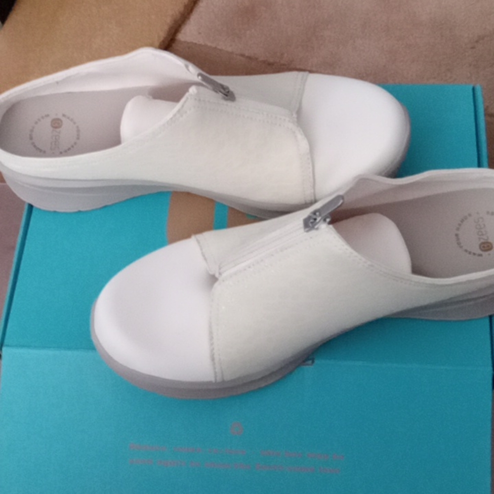 11M comfort shoe. New. Super comfy